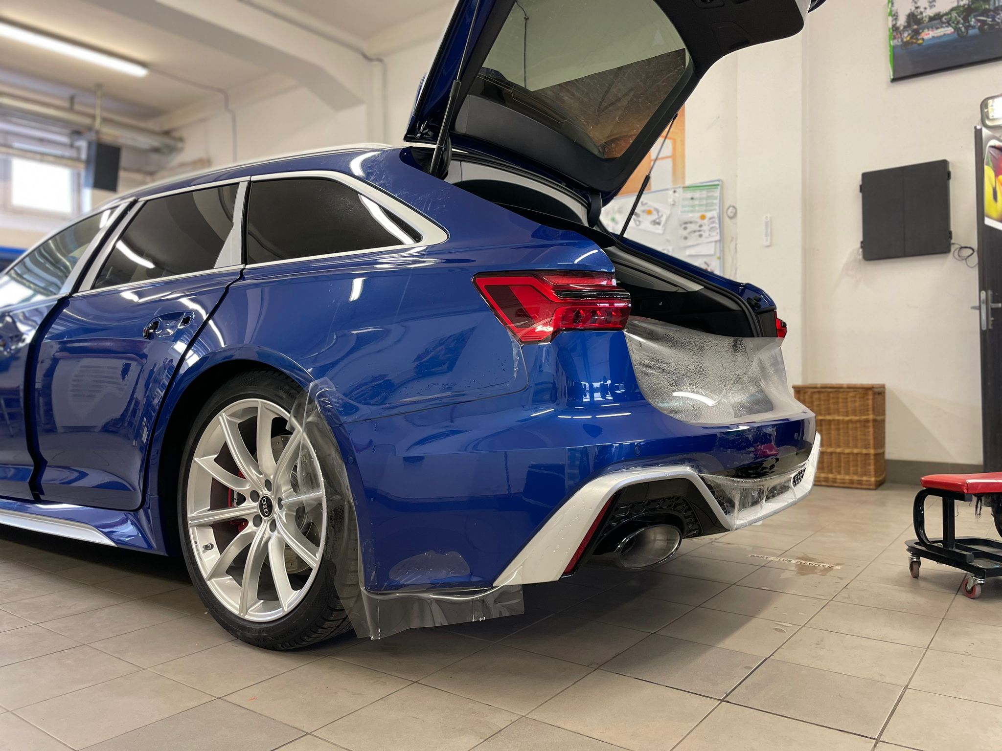 Modrá Audi RS6 C8 v kompletní ochranné samozacelovací PPF fólii